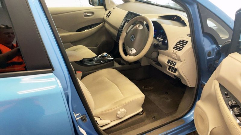 2011 Nissan Leaf in blue — photo 7 of 10