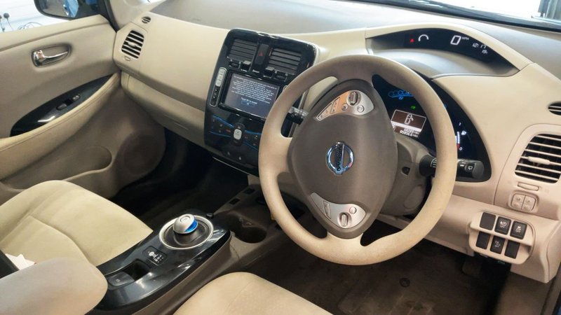 2011 Nissan Leaf in blue — photo 8 of 10