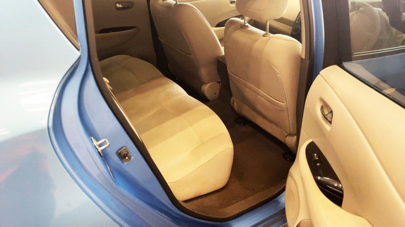 2011 Nissan Leaf in blue — photo 9 of 10
