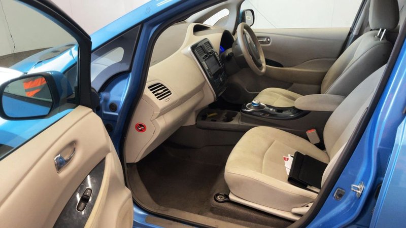 2011 Nissan Leaf in blue — photo 6 of 10