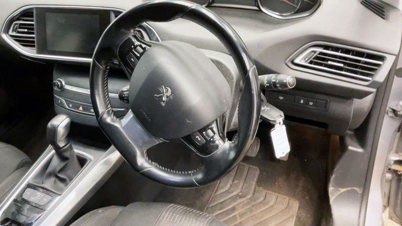 2016 Peugeot 308 SW in grey — photo 8 of 12