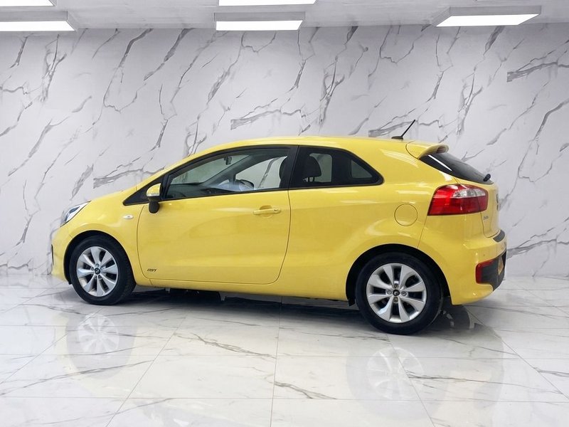 2015 Kia Rio in yellow — photo 4 of 12