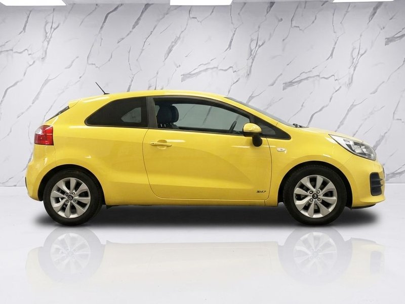 2015 Kia Rio in yellow — photo 7 of 12