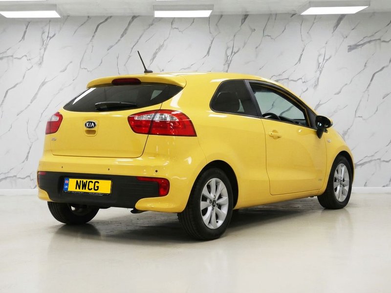 2015 Kia Rio in yellow — photo 6 of 12