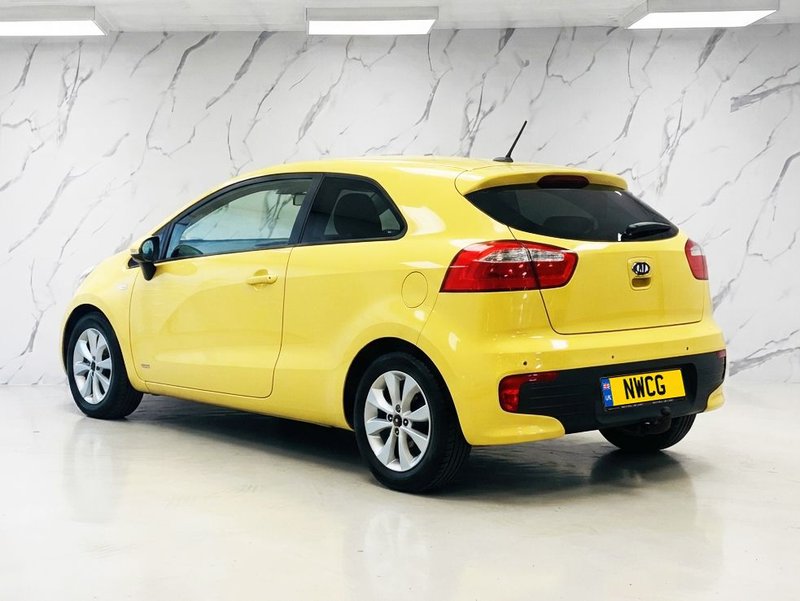 2015 Kia Rio in yellow — photo 5 of 12