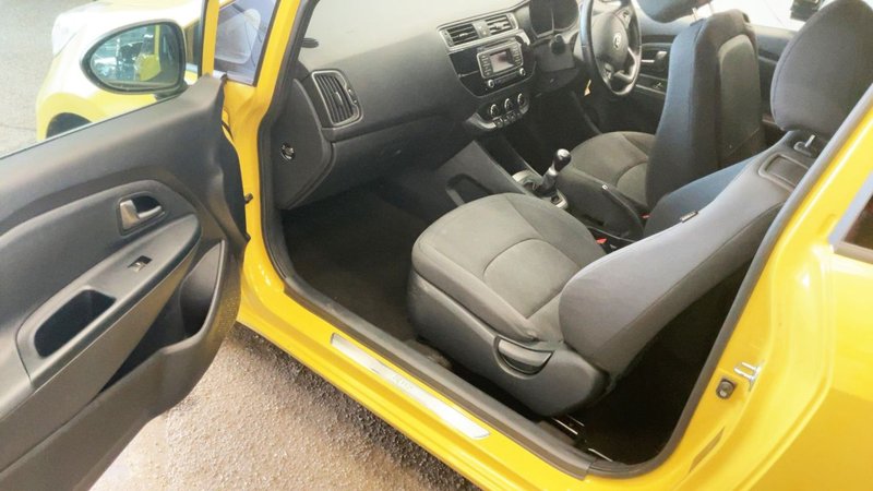 2015 Kia Rio in yellow — photo 8 of 12