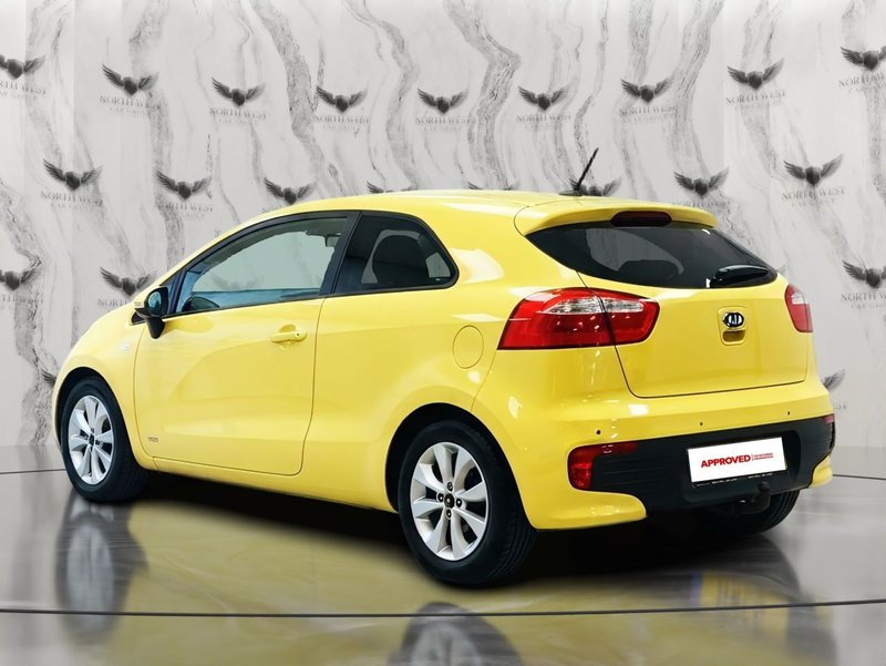 2015 Kia Rio in yellow — photo 4 of 16