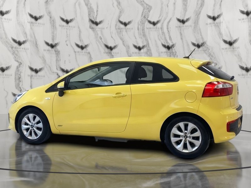 2015 Kia Rio in yellow — photo 8 of 16