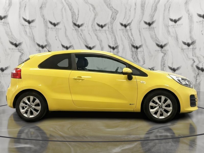 2015 Kia Rio in yellow — photo 9 of 16