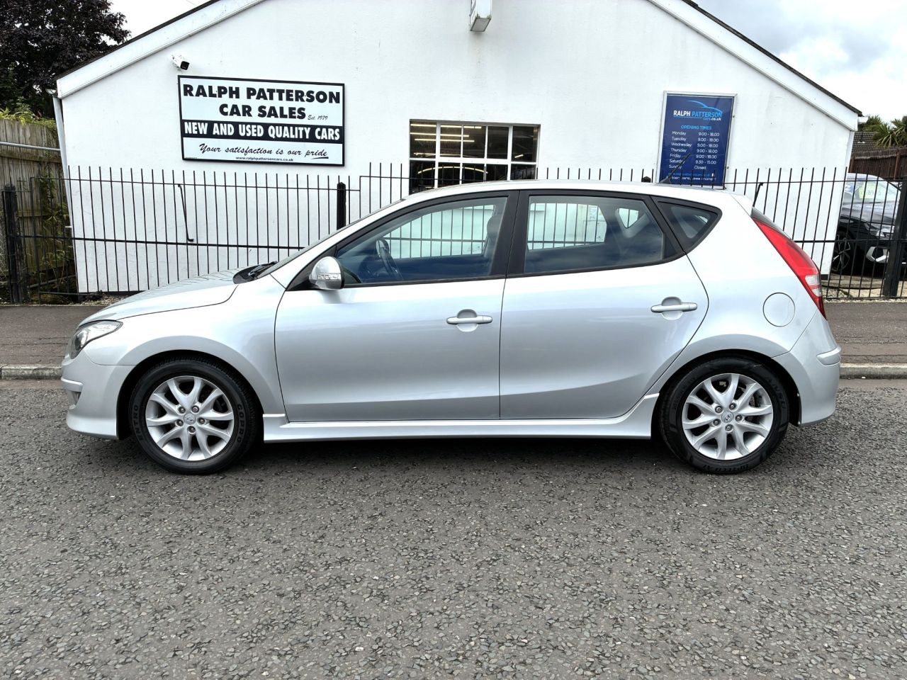 2010 HYUNDAI I30 1.4 Edition Hatchback 5dr Petrol Manual Euro 4 (108 bhp) - vehicle photo 2 for sale on PureCar