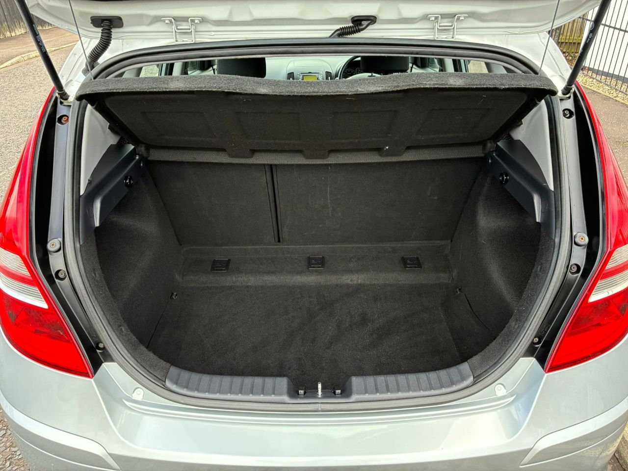 2010 HYUNDAI I30 1.4 Edition Hatchback 5dr Petrol Manual Euro 4 (108 bhp) - vehicle photo 12 for sale on PureCar