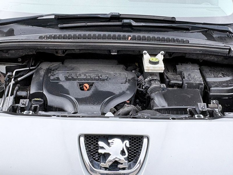 2013 Peugeot 5008 in silver — photo 3 of 20