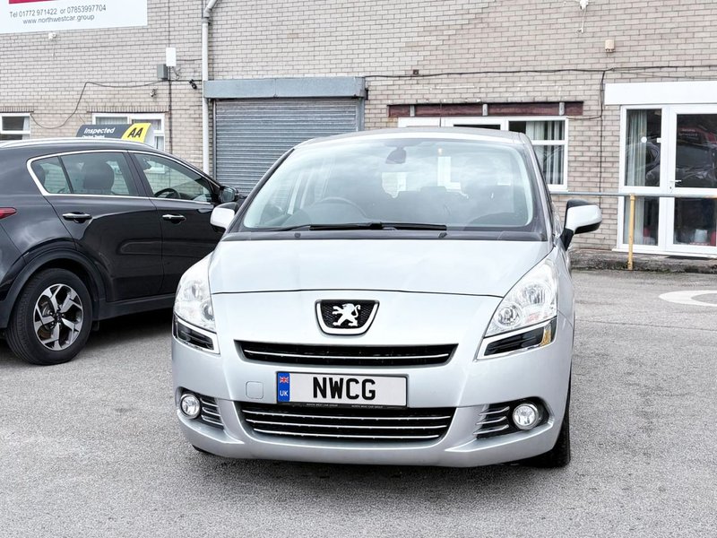 2013 Peugeot 5008 in silver — photo 2 of 20