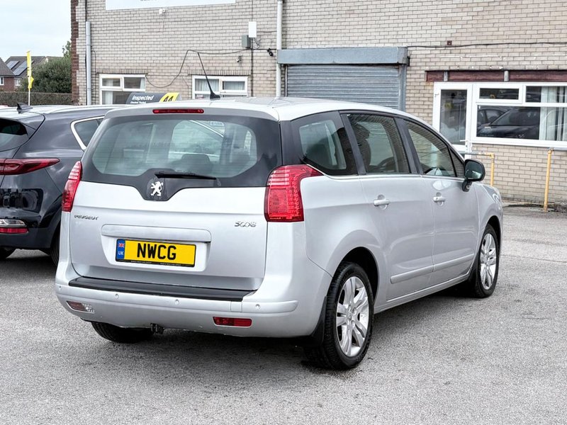 2013 Peugeot 5008 in silver — photo 8 of 20