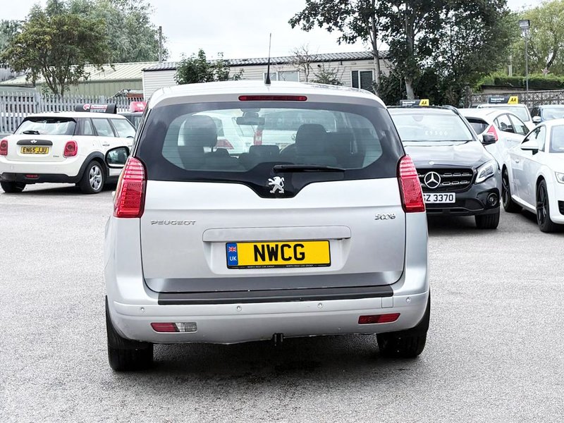 2013 Peugeot 5008 in silver — photo 7 of 20