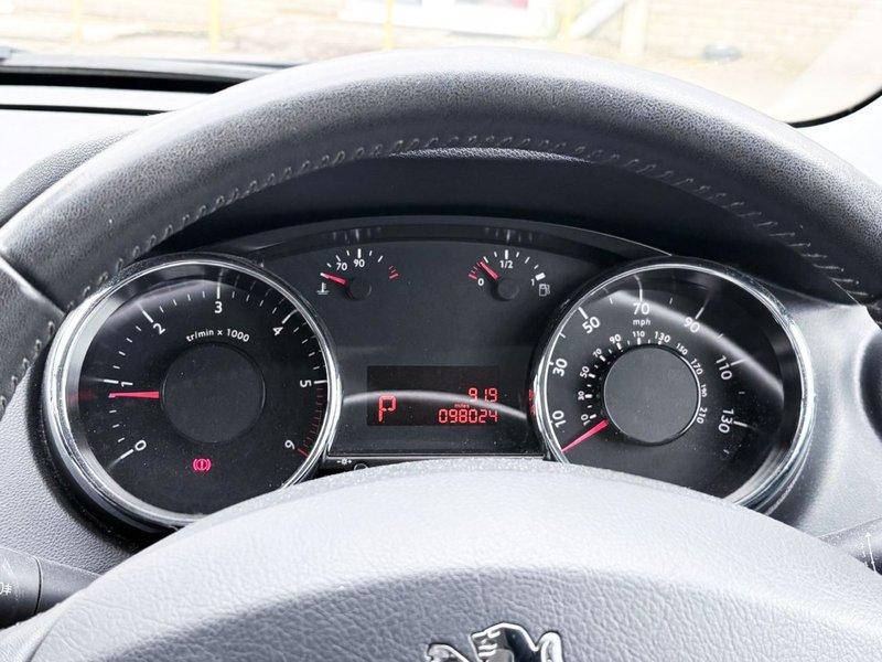 2013 Peugeot 5008 in silver — photo 15 of 20