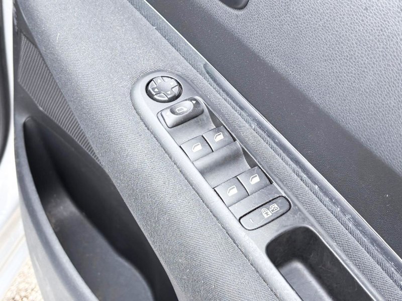2013 Peugeot 5008 in silver — photo 17 of 20