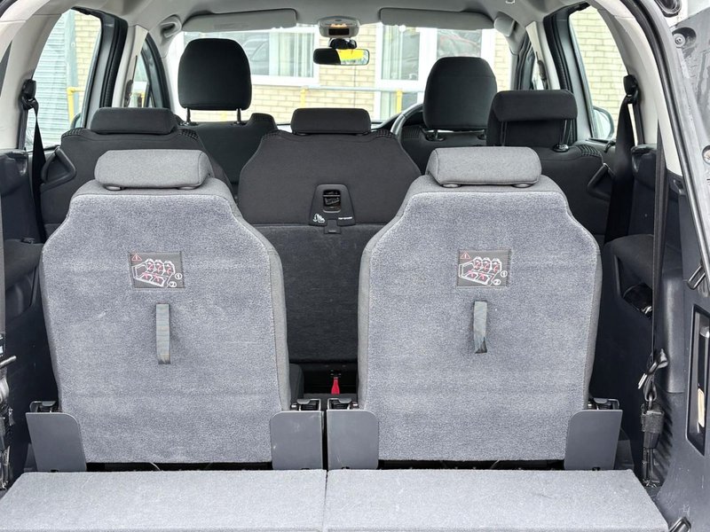 2013 Peugeot 5008 in silver — photo 16 of 20