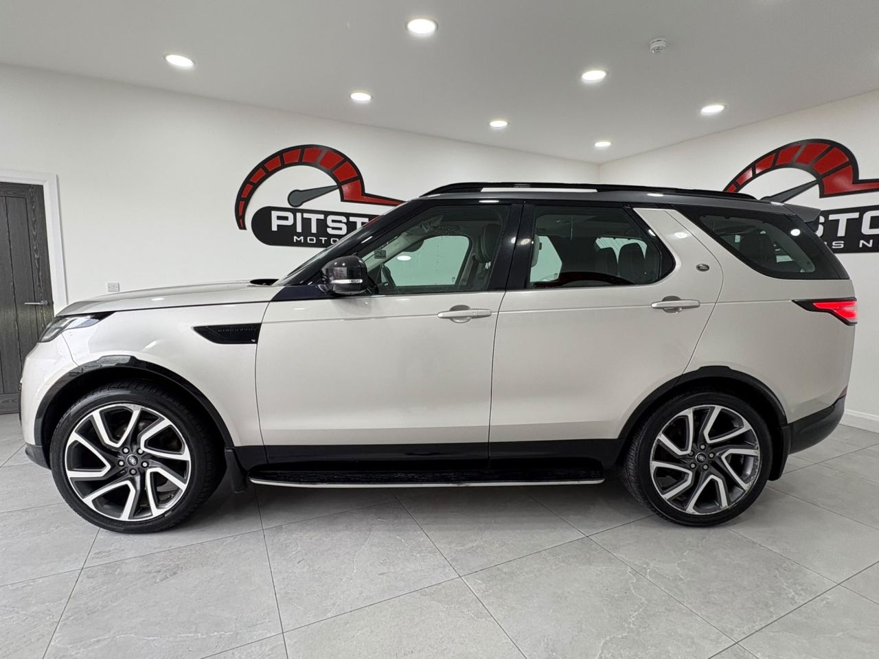 2017 LAND ROVER DISCOVERY 3.0 TD V6 HSE SUV 5dr Diesel Auto 4WD Euro 6 (s/s) (258 ps) - vehicle photo 9 for sale on PureCar