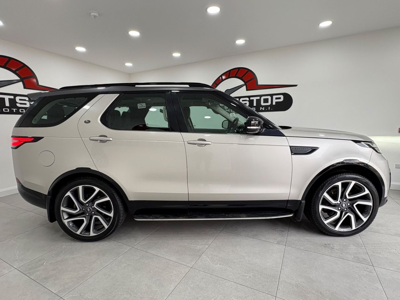 2017 LAND ROVER DISCOVERY 3.0 TD V6 HSE SUV 5dr Diesel Auto 4WD Euro 6 (s/s) (258 ps) - vehicle photo 10 for sale on PureCar