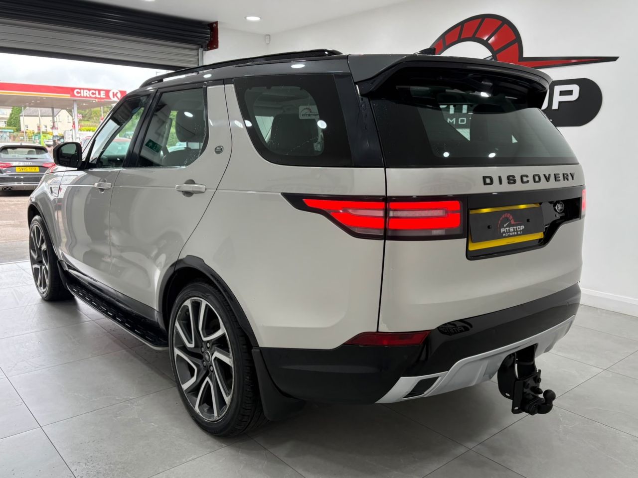 2017 LAND ROVER DISCOVERY 3.0 TD V6 HSE SUV 5dr Diesel Auto 4WD Euro 6 (s/s) (258 ps) - vehicle photo 12 for sale on PureCar