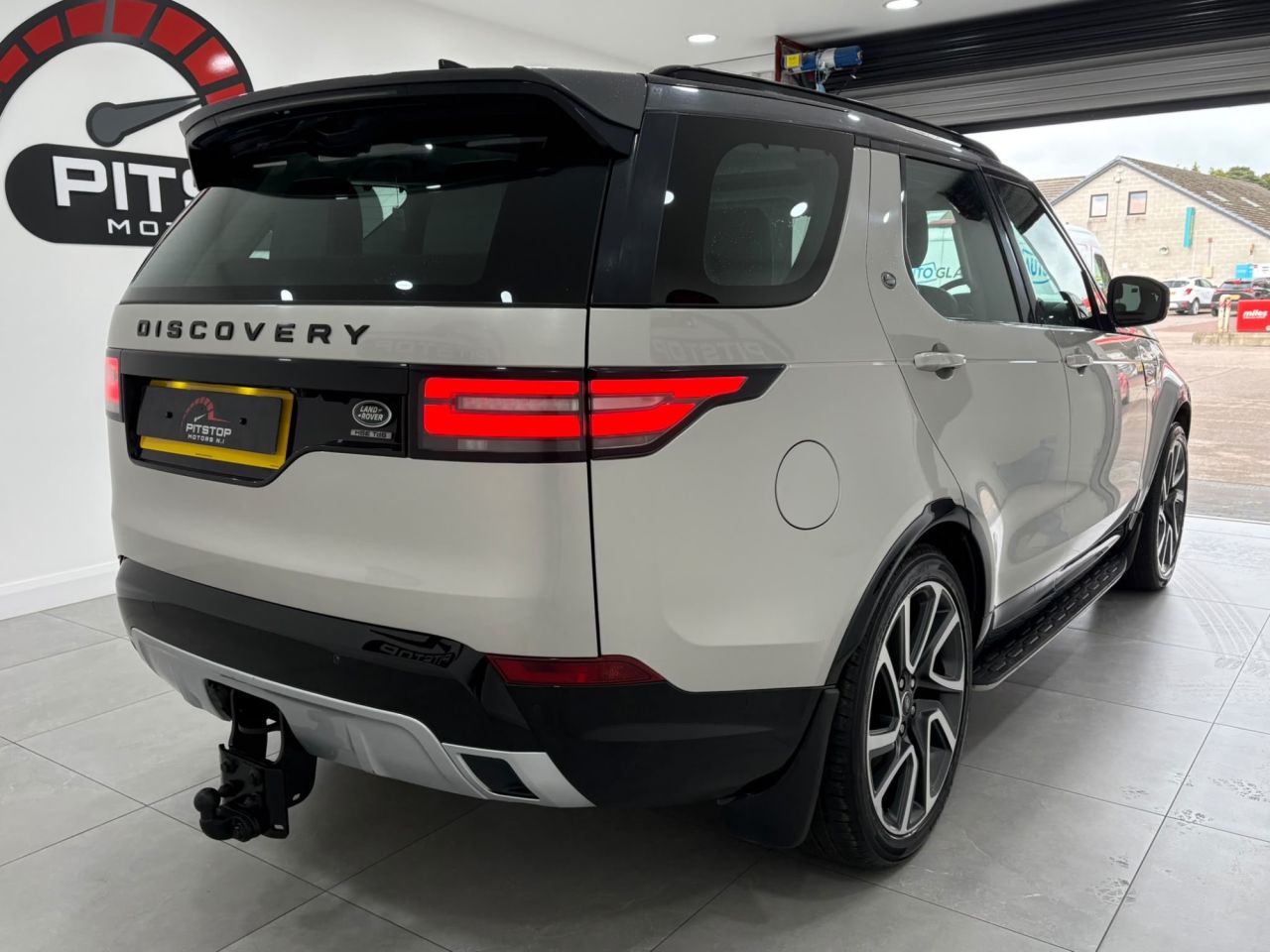 2017 LAND ROVER DISCOVERY 3.0 TD V6 HSE SUV 5dr Diesel Auto 4WD Euro 6 (s/s) (258 ps) - vehicle photo 14 for sale on PureCar