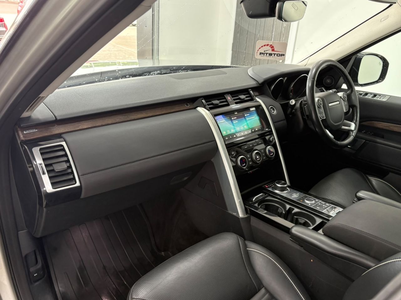 2017 LAND ROVER DISCOVERY 3.0 TD V6 HSE SUV 5dr Diesel Auto 4WD Euro 6 (s/s) (258 ps) - vehicle photo 26 for sale on PureCar