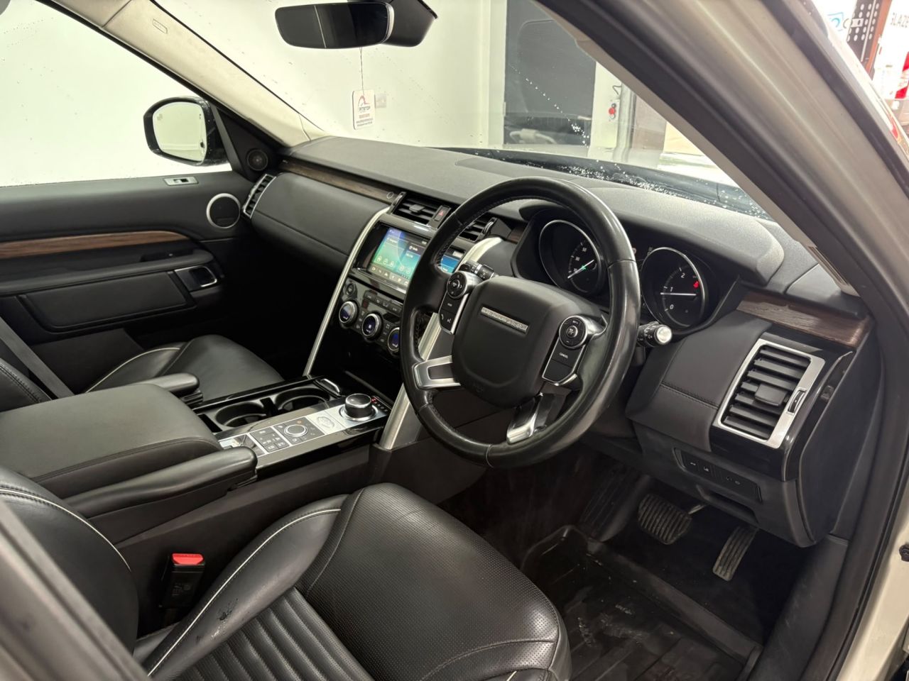 2017 LAND ROVER DISCOVERY 3.0 TD V6 HSE SUV 5dr Diesel Auto 4WD Euro 6 (s/s) (258 ps) - vehicle photo 29 for sale on PureCar
