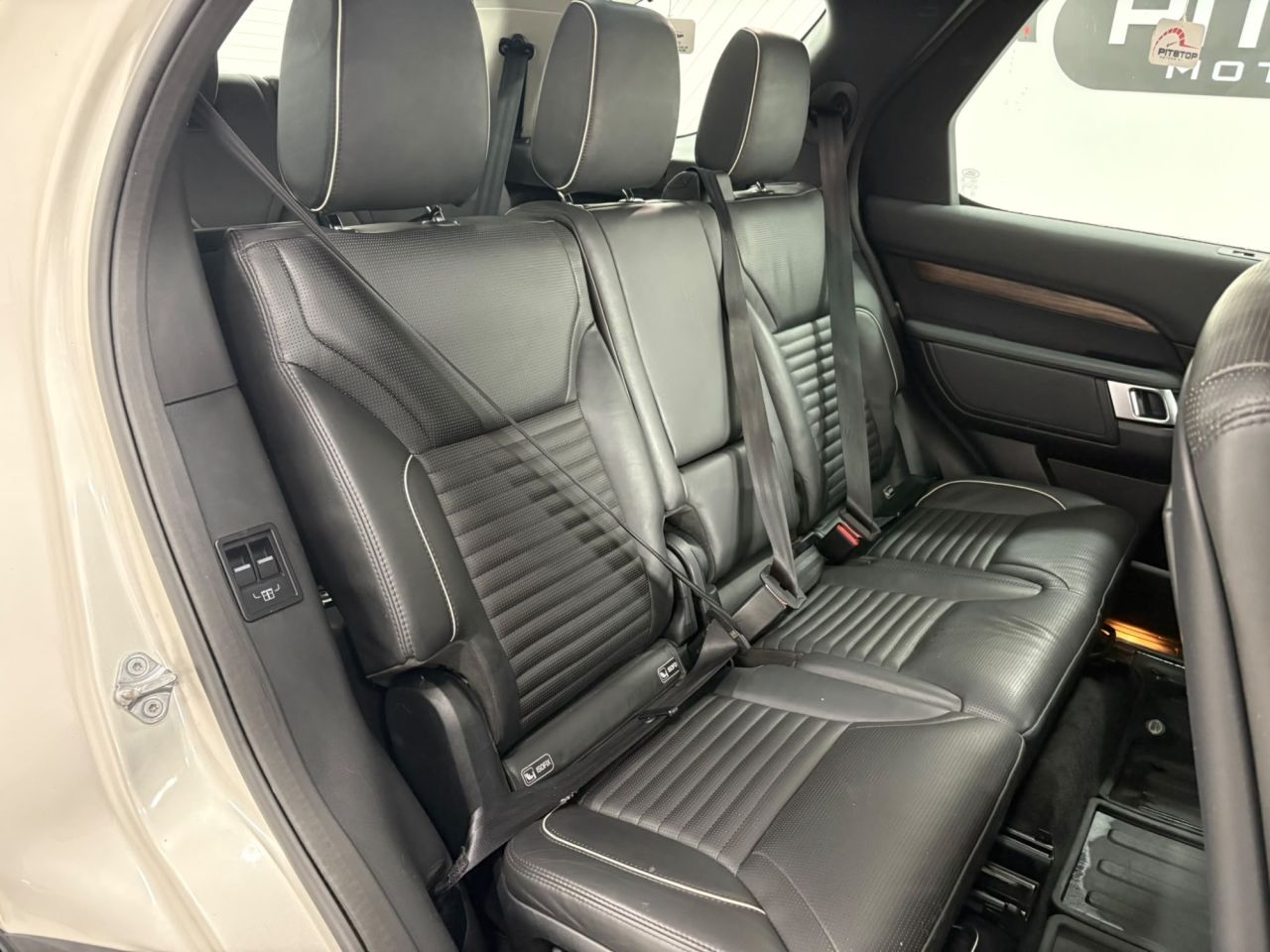2017 LAND ROVER DISCOVERY 3.0 TD V6 HSE SUV 5dr Diesel Auto 4WD Euro 6 (s/s) (258 ps) - vehicle photo 45 for sale on PureCar