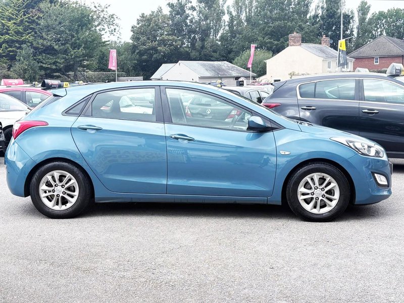 2012 Hyundai i30 in blue — photo 10 of 17
