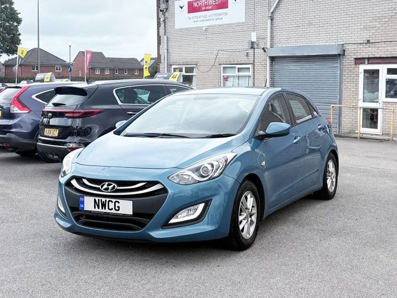2012 Hyundai i30 in blue — photo 4 of 17