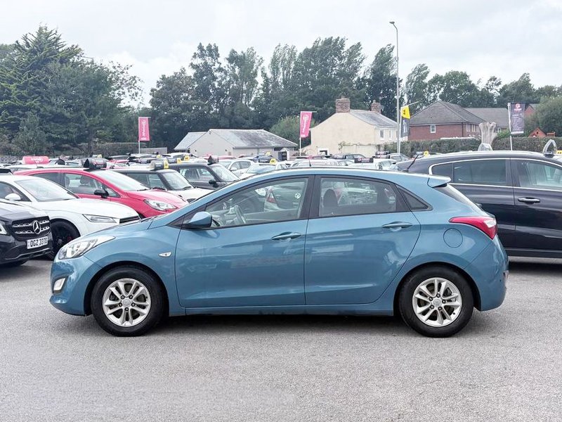 2012 Hyundai i30 in blue — photo 9 of 17