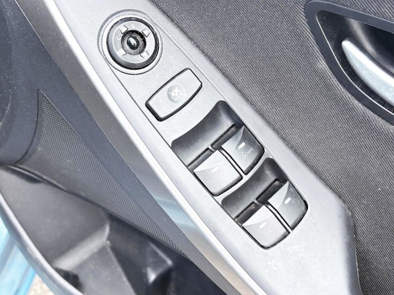 2012 Hyundai i30 in blue — photo 15 of 17