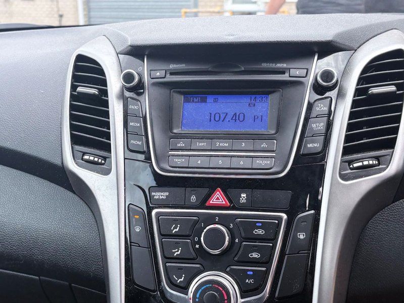 2012 Hyundai i30 in blue — photo 13 of 17
