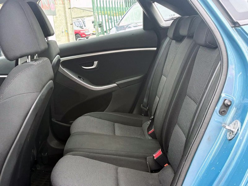 2012 Hyundai i30 in blue — photo 16 of 17
