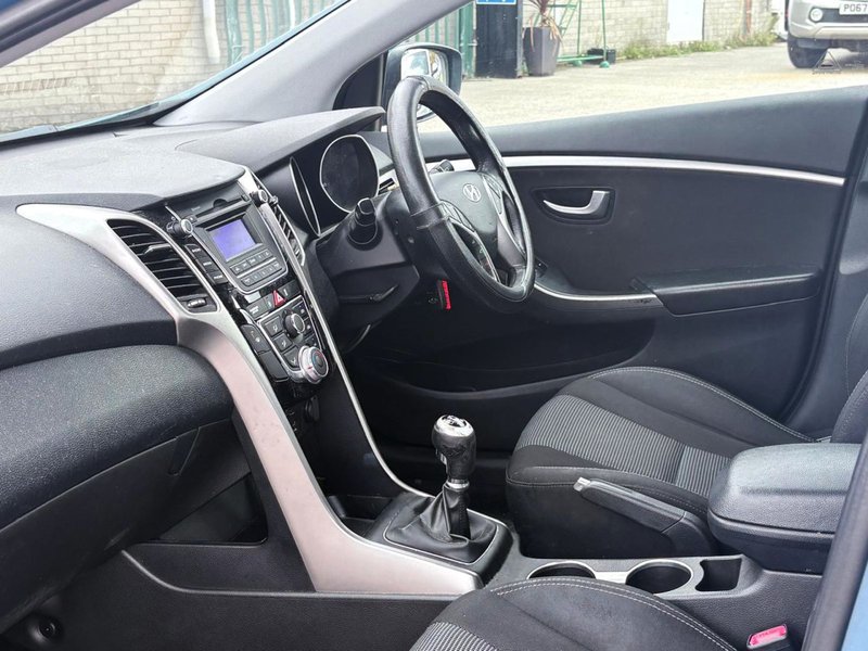 2012 Hyundai i30 in blue — photo 12 of 17
