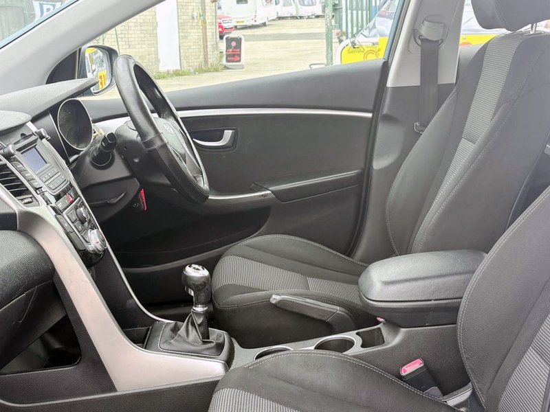 2012 Hyundai i30 in blue — photo 11 of 17
