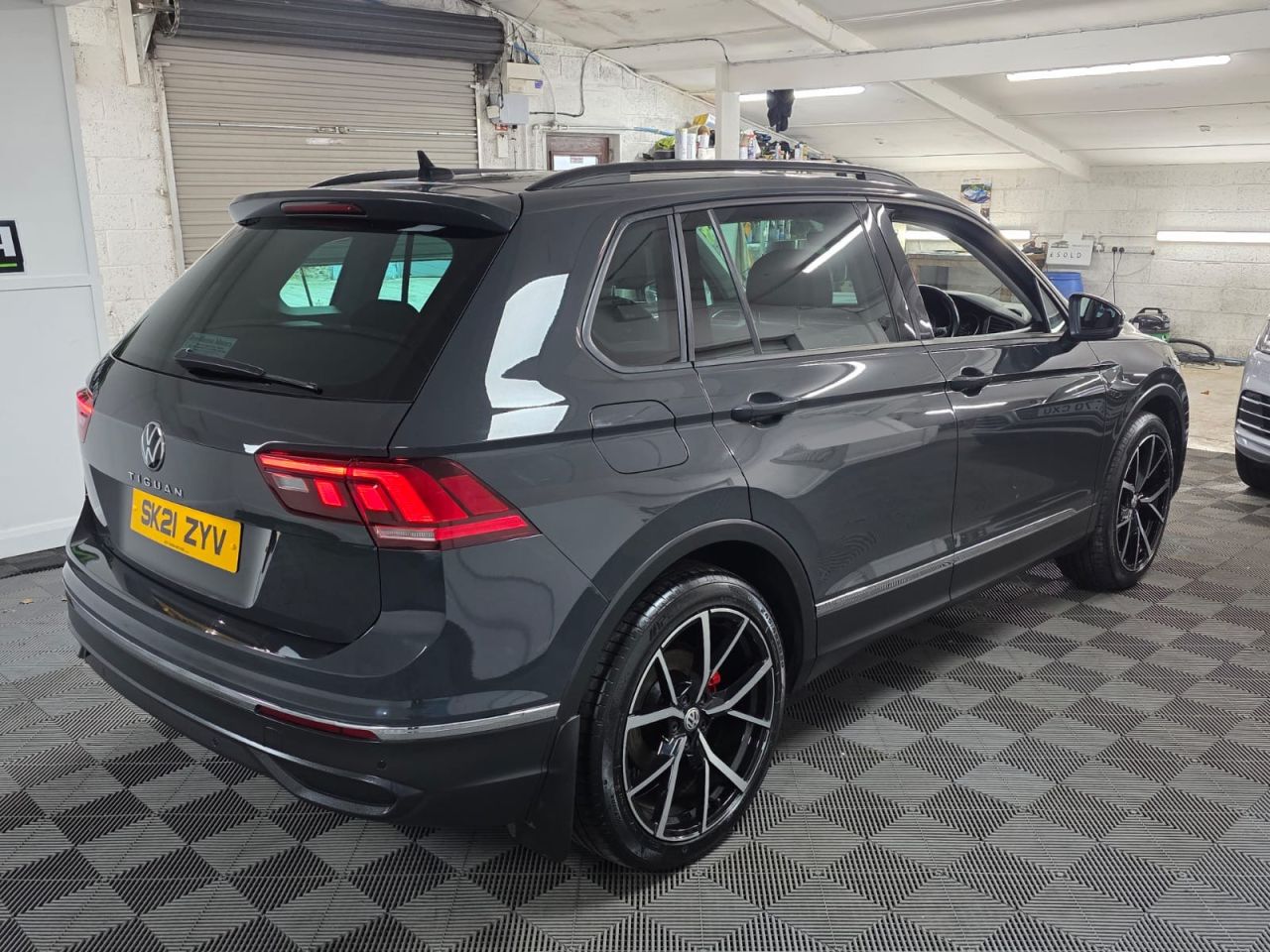 2021 VOLKSWAGEN TIGUAN 1.5 TSI Life SUV 5dr Petrol DSG Euro 6 (s/s) (150 ps) 7-Speed DSG automatic - vehicle photo 6 for sale on PureCar