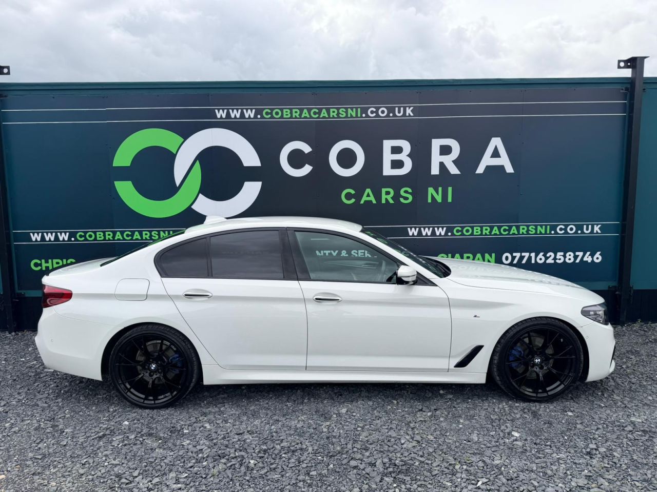 2017 BMW 5 SERIES 2.0 520d M Sport Saloon 4dr Diesel Auto Euro 6 (s/s) (190 ps) - vehicle photo 2 for sale on PureCar