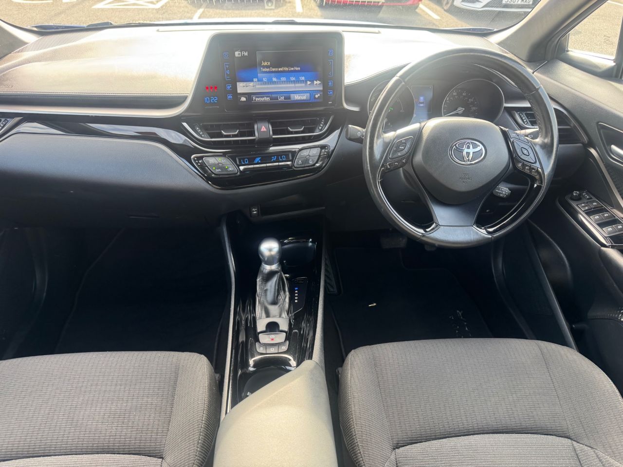 2019 TOYOTA C-HR 1.8 VVT-h Dynamic SUV 5dr Petrol Hybrid CVT Euro 6 (s/s) (122 ps) - vehicle photo 17 for sale on PureCar