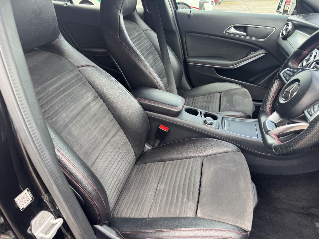 2017 MERCEDES GLA 2.1 GLA200d AMG Line SUV 5dr Diesel 7G-DCT Euro 6 (s/s) (136 ps) - vehicle photo 16 for sale on PureCar