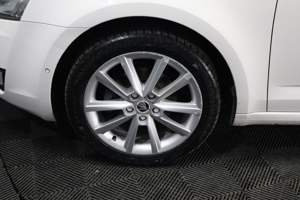 2015 SKODA OCTAVIA 1.6 TDI SE L Estate 5dr Diesel Manual Euro 6 (s/s) (110 ps) SPACIOUS ESTATE - vehicle photo 16 for sale on PureCar