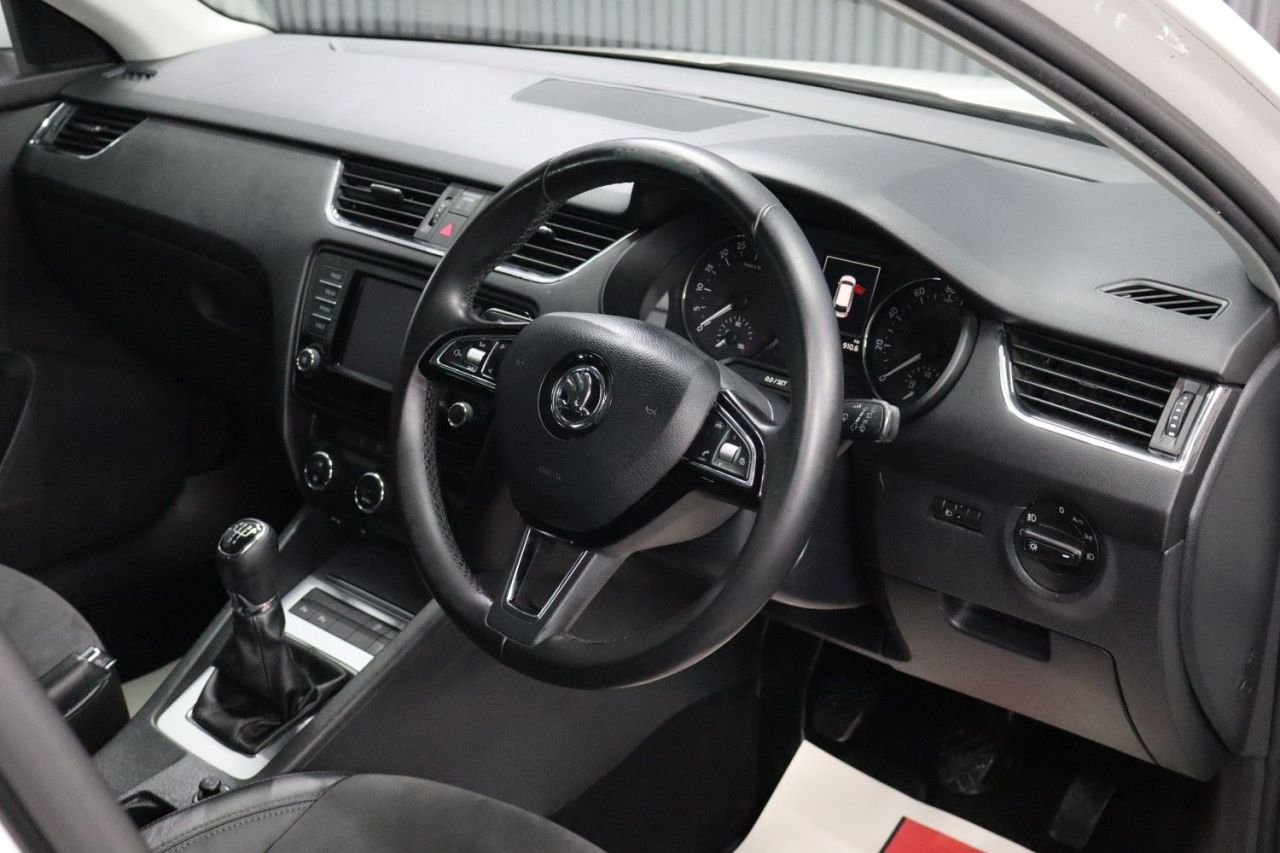 2015 SKODA OCTAVIA 1.6 TDI SE L Estate 5dr Diesel Manual Euro 6 (s/s) (110 ps) SPACIOUS ESTATE - vehicle photo 26 for sale on PureCar