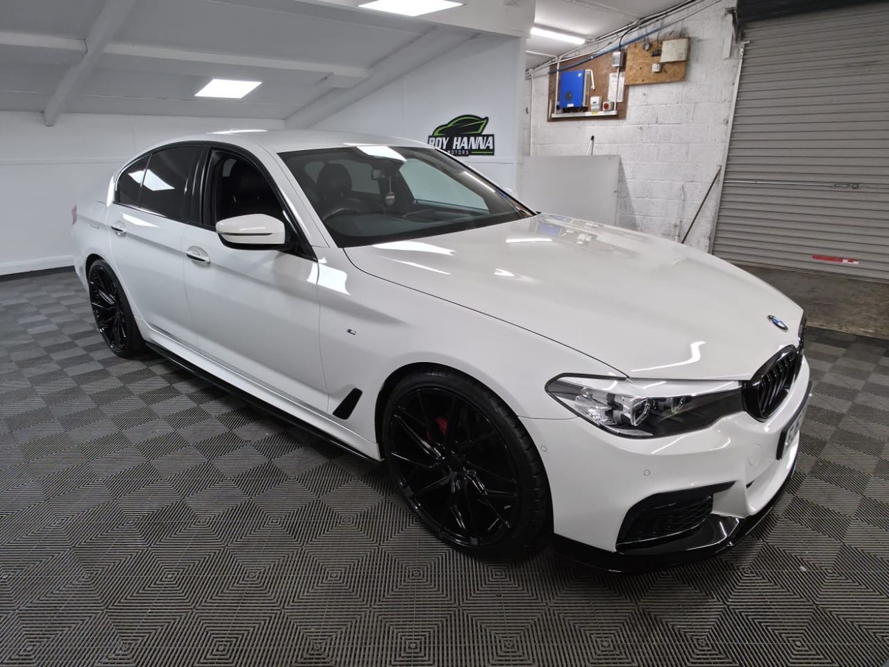 2017 BMW 5 SERIES 2.0 520d M Sport Saloon 4dr Diesel Auto Euro 6 (s/s) (190 ps) Fantastic Ser - vehicle photo 8 for sale on PureCar