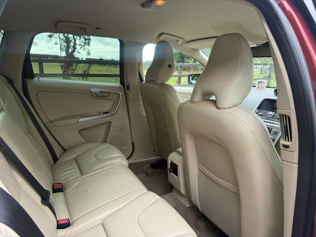 2010 VOLVO XC60 2.4D DRIVe SE SUV 5dr Diesel Manual Euro 4 (175 ps) - vehicle photo 12 for sale on PureCar