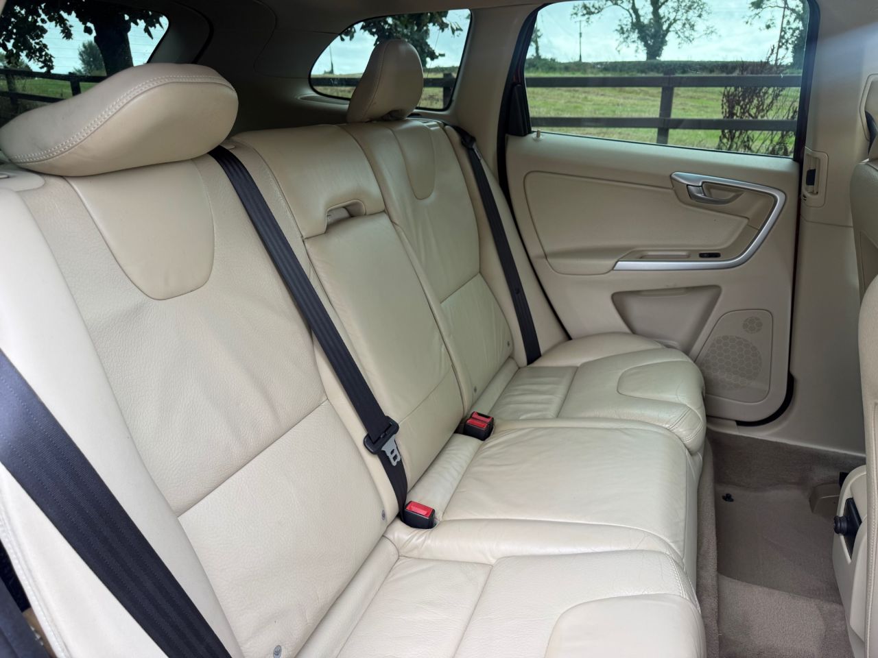2010 VOLVO XC60 2.4D DRIVe SE SUV 5dr Diesel Manual Euro 4 (175 ps) - vehicle photo 13 for sale on PureCar