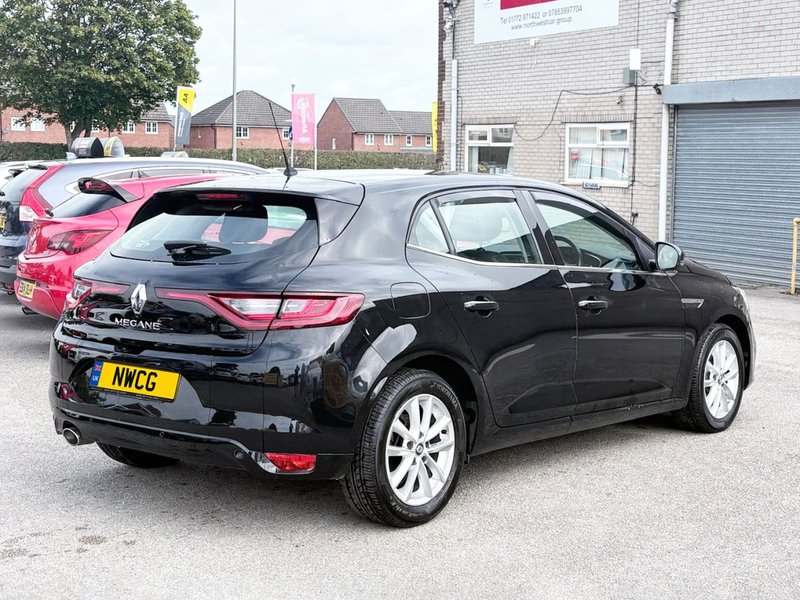 2017 Renault Megane in black — photo 14 of 27