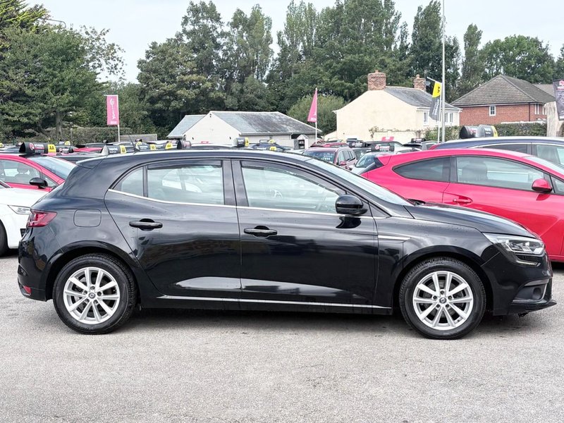 2017 Renault Megane in black — photo 13 of 27