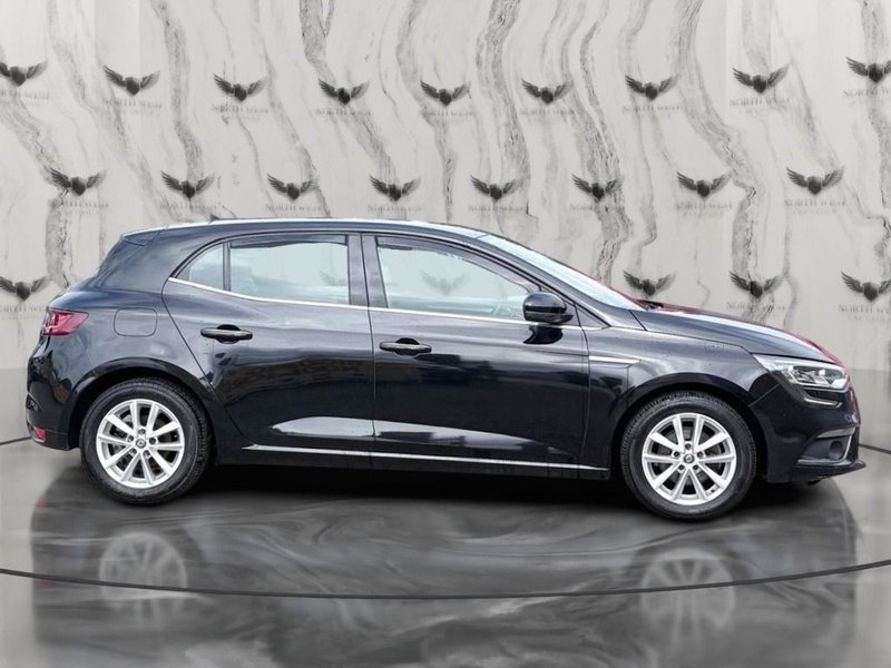 2017 Renault Megane in black — photo 13 of 24