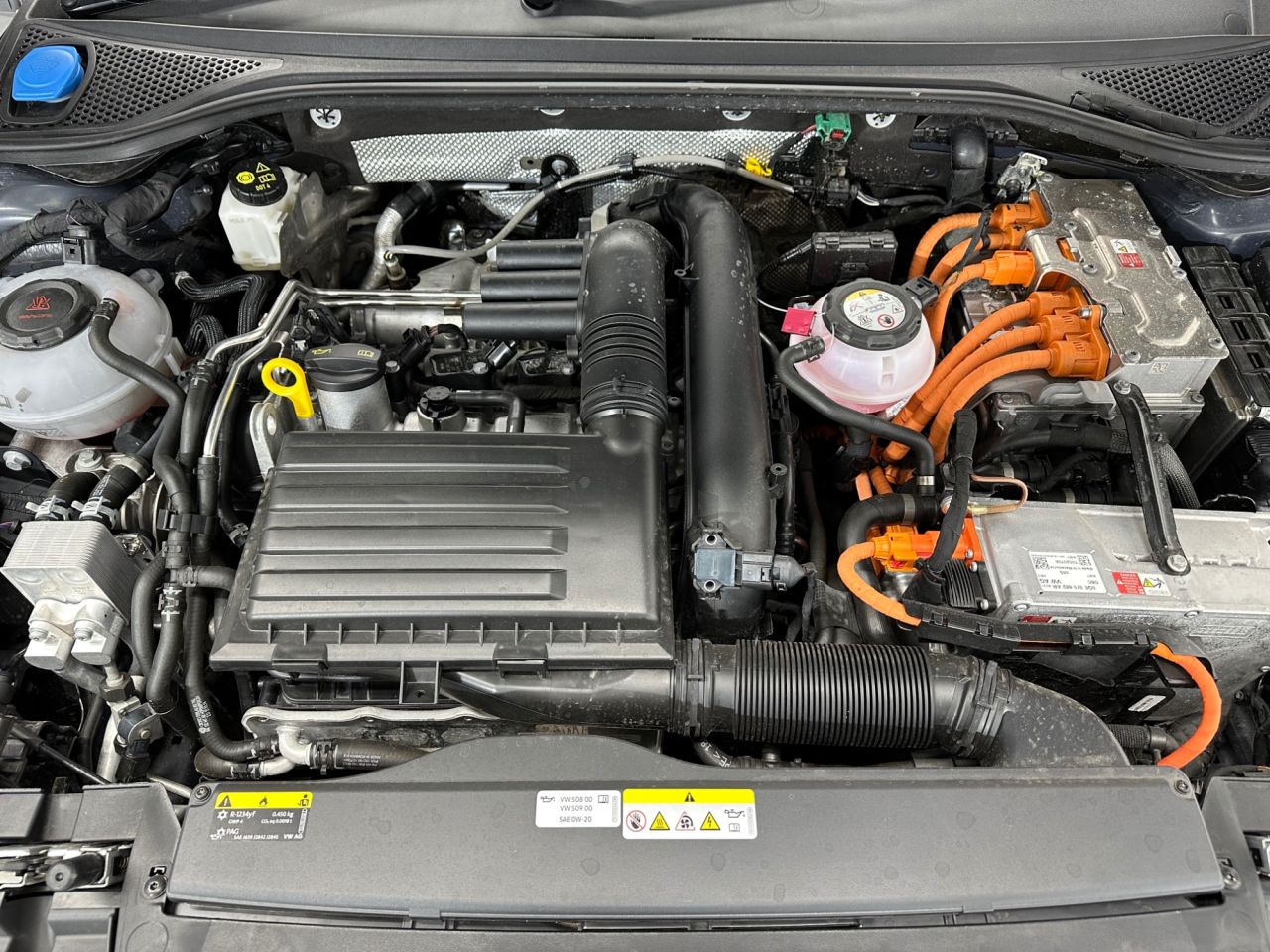 2025 VOLKSWAGEN ARTEON 1.4 TSI 13kWh R-Line Fastback 5dr Petrol Plug-in Hybrid DSG Euro 6 (s/s) (2 - vehicle photo 8 for sale on PureCar